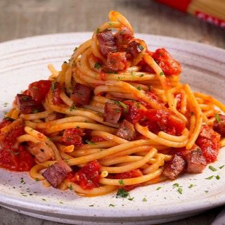 Massa al dente, envolvido ao molho pomodoro com cubos de bacon, cebola roxa,queijo parmesão e salsa