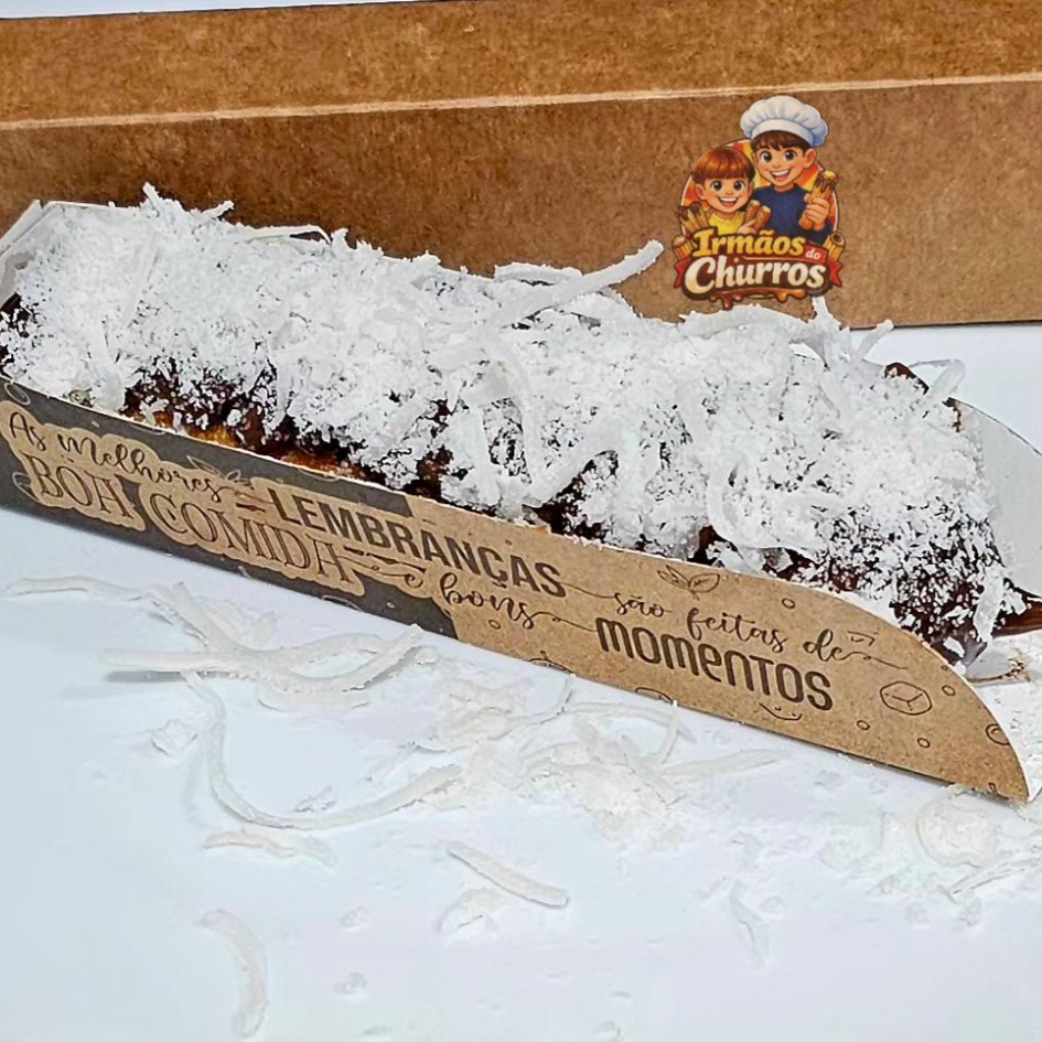 Delicioso churros Gourmet salpicado com açúcar de confeiteiro e canela em pó com recheio e cobertura de Doce de Leite ou Doce de chocolate coberto com Coco em flocos.