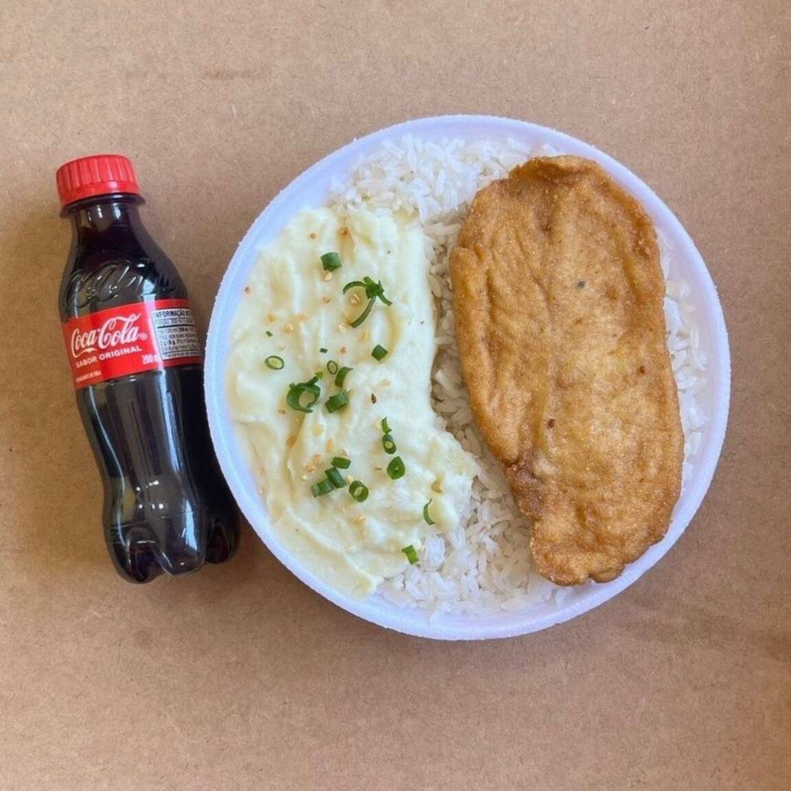 Marmitex de frango empanado com purê um arroz soltinho, com purê de batata bem temperado, com um frango empanado crocante