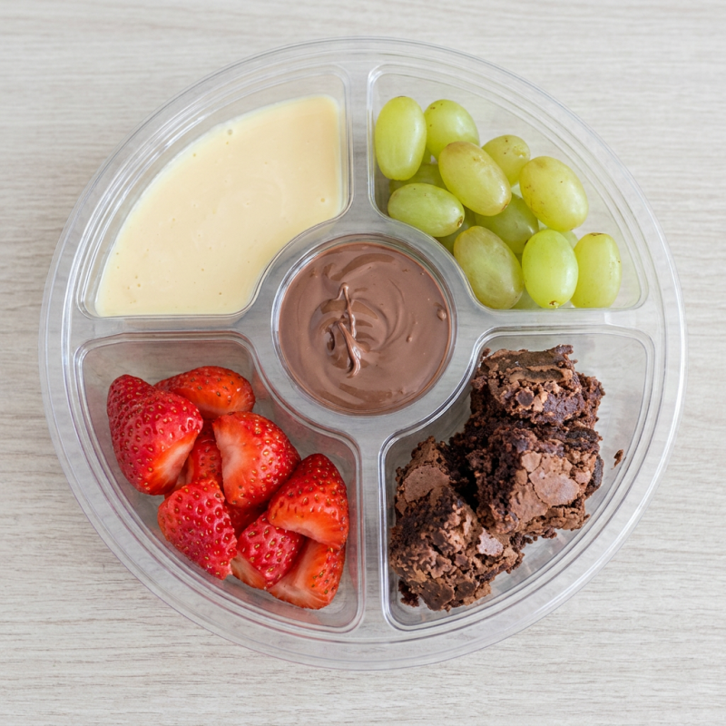 Fondue de chocolate ao leite cremoso, Morangos, uva, brownie, mouse de morango