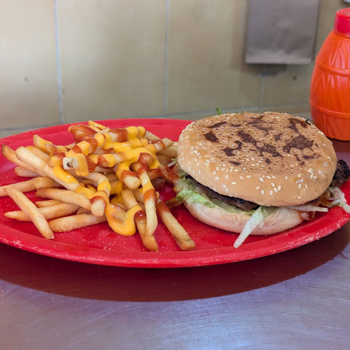 Hamburguesa con Queso y Papas a la Francesa