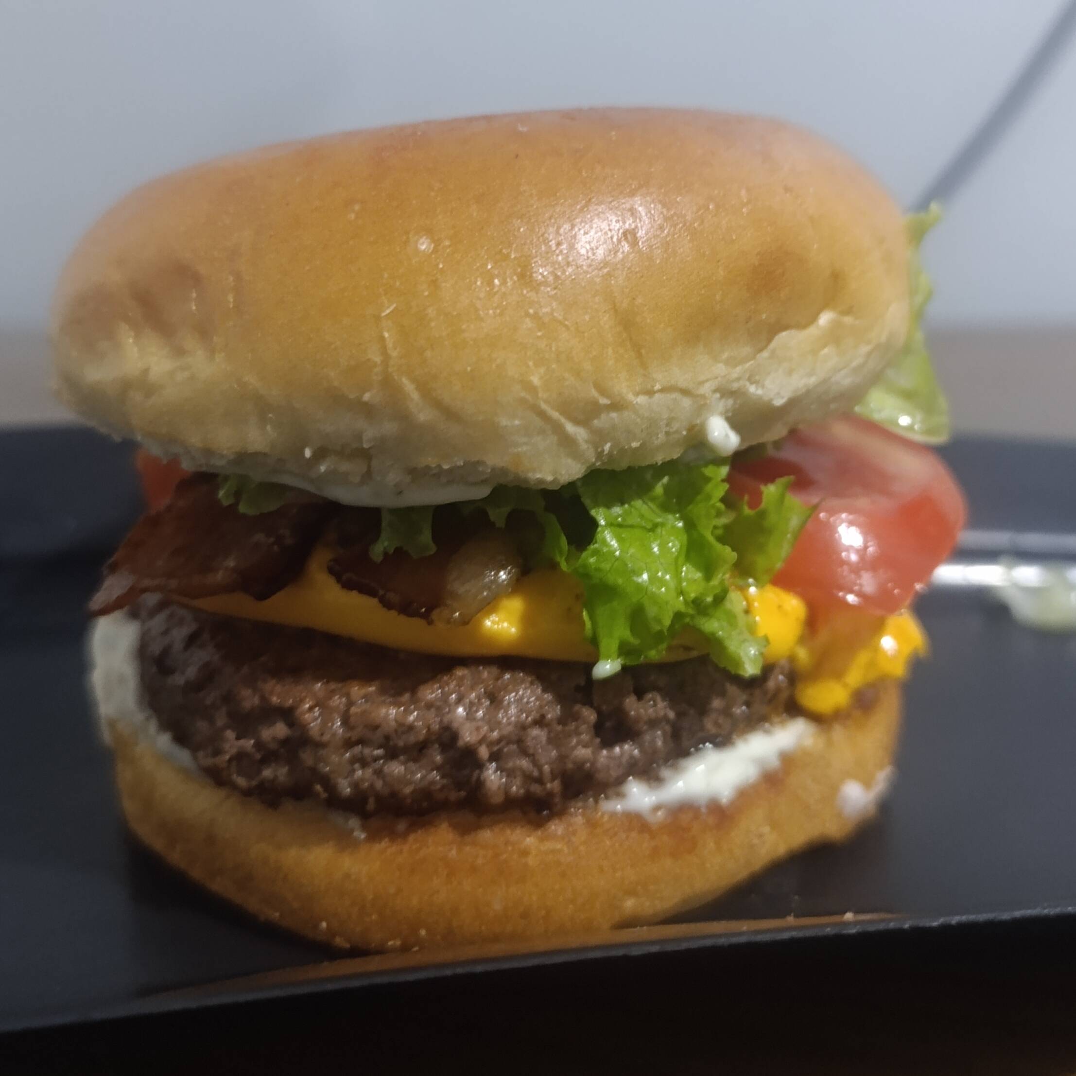 Carne 100% angus, pão de brioche, maionese da casa, cheddar, alface, tomate e bacon