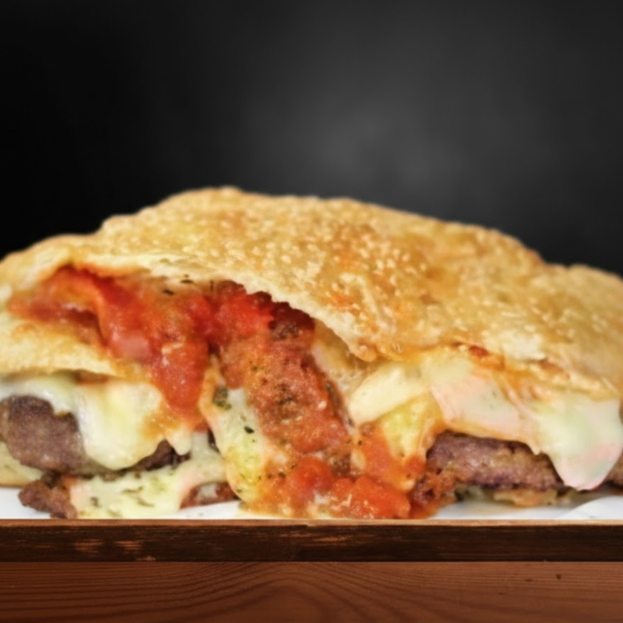 Nossa suculenta Carne Moída, queijo mussarela e molho de tomate.
São 25x10cm de massa crocante, sequinha, recheada de ponta a ponta, preparado e frito na hora.
*imagem ilustrativa