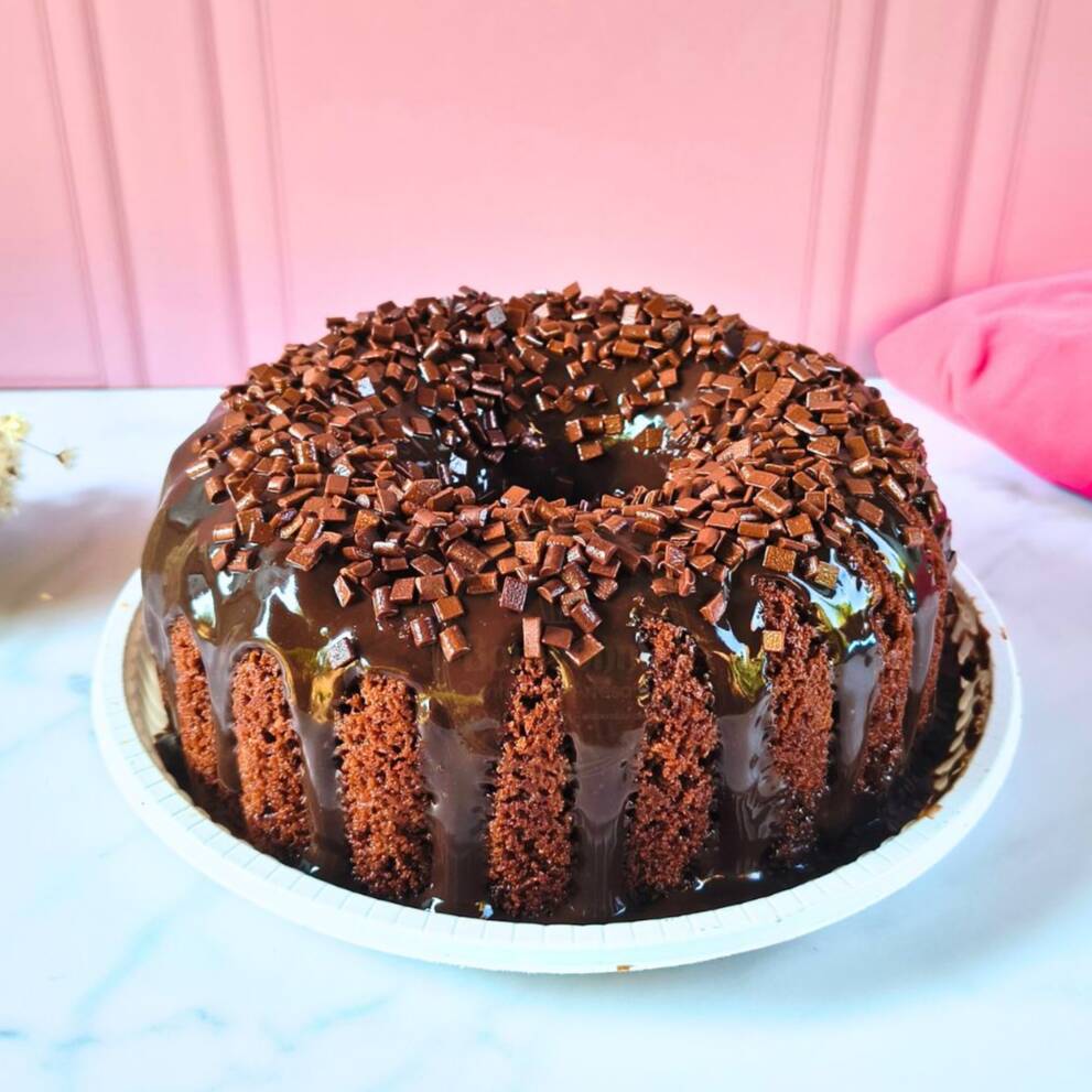 Esta delícia caseira é cuidadosamente elaborada com uma massa de chocolate aveludada e extremamente fofa. A cobertura é uma irresistível calda cremosa de brigadeiro de chocolate 50% Cacau. Para finalizar, o bolo é decorado com Granulé Melken, confeito de chocolate puro! Serve de 4 a 6 pessoas, dependendo do corte. Peso aprox. 700g.