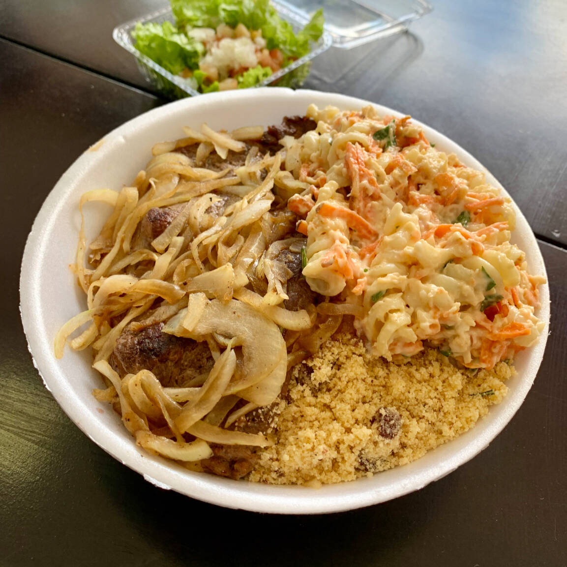 Contra Filé acompanhado de Macarronese, arroz, feijão, farofa e salada verde.