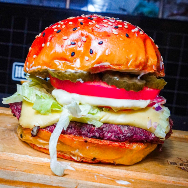 Pão Prime, Blend de 160g, 2 fatias de mussarela, Maionese de alho, Picles, Alface, cebola, Tomate