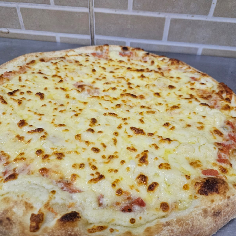 Molho de tomate fresco, Muçarela, requeijão, orégano e azeitonas.