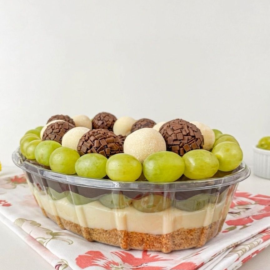 Se você ama a combinação de uva com Ninho, encontrou a sobremesa perfeita. Biscoito amanteigado, creme de Ninho, uvas fresquinhas e muito brigadeiro cremoso, finalizados com bombons que transformam cada colherada em uma verdadeira tentação.
Observação: O peso pode variar de acordo com a densidade dos recheios.
