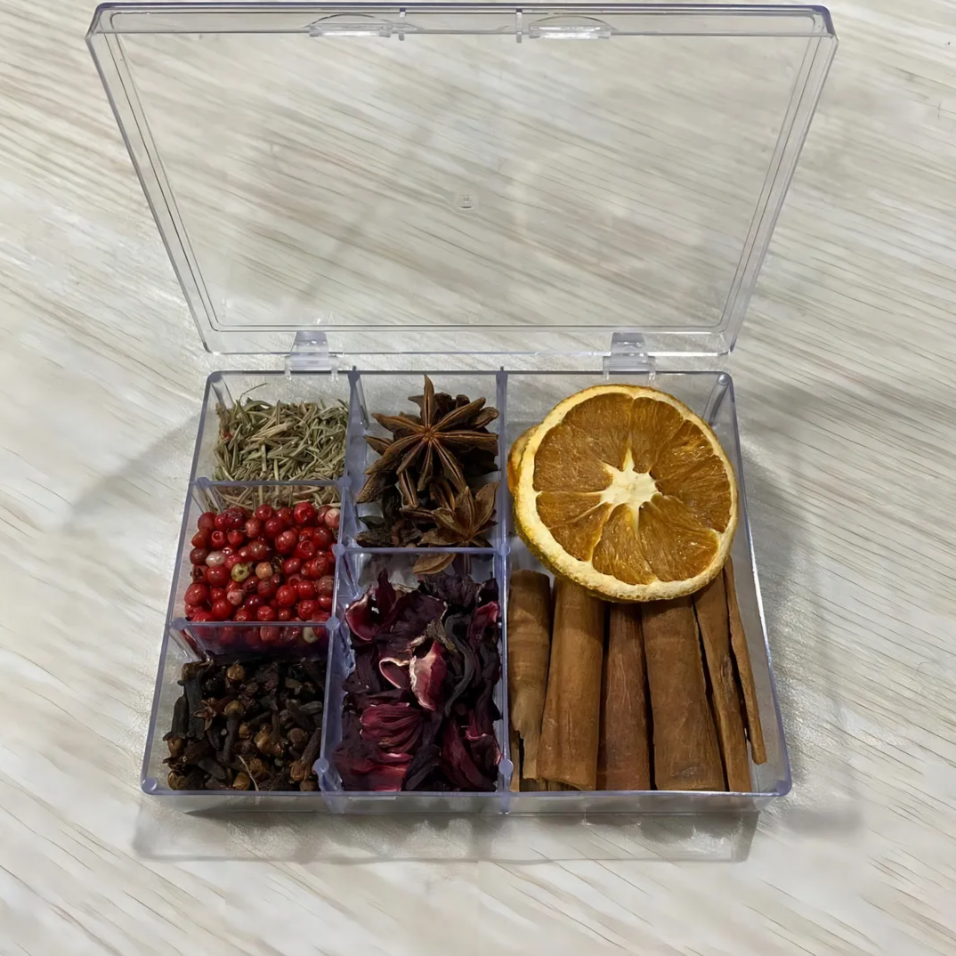 - Anis Estrelado - 10 gr - Canela em Pau - 20 gr - Pimenta Rosa - 7 gr - Laranja Desidratada 10g - Cravo da Índia - 10 gr - Hibisco - 7 gr - Alecrim - 5 gr