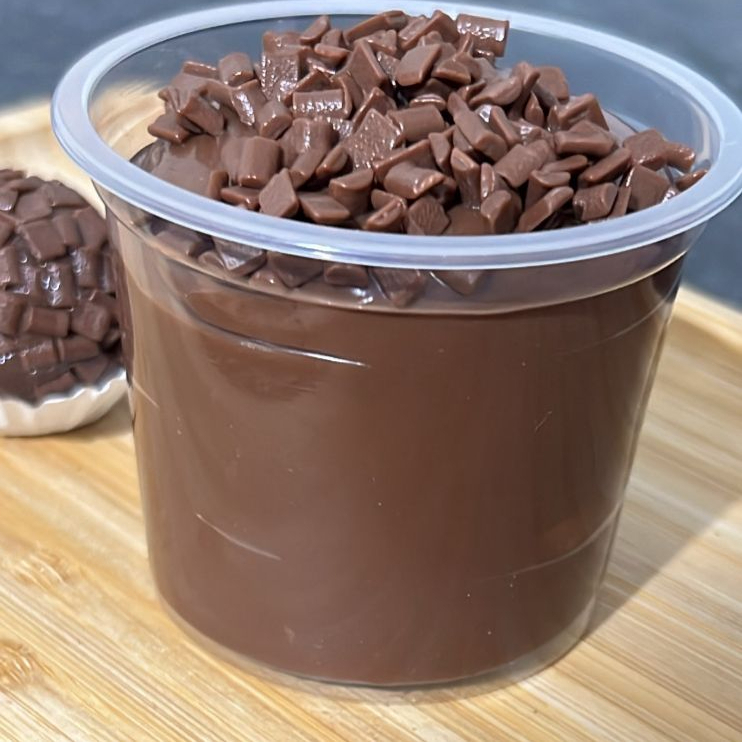 Brigadeiro de chocolate belga ao leite cremoso, finalizado com granule da melken.