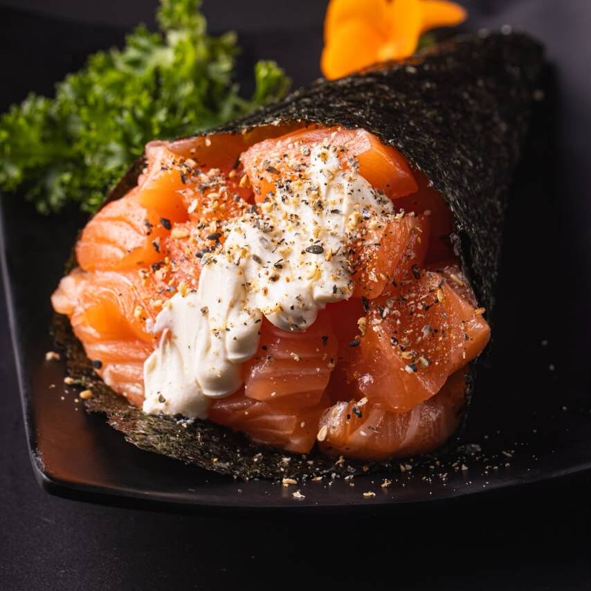 Temaki Filadélfia: preparado com arroz japonês, alga nori, salmão fresco de alta qualidade e uma generosa camada de cream cheese cremoso. Um cone com combinação clássica, leve e irresistível, perfeita para quem ama sabores marcantes e muita cremosidade em cada mordida! 🍣✨