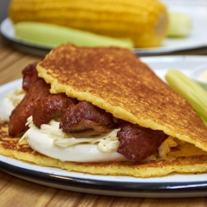 Cachapa con Queso y Chicharrón