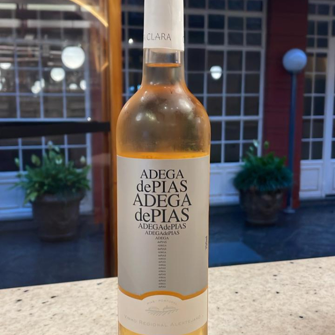 Vinho tinto português, apresenta aromas e sabores de frutos vermelhos maduros, como ameixa, amora e cereja.