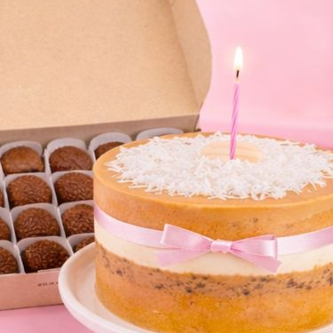 Kit composto por 1 bolo naked P de 1kg + 15 docinhos (8 brigadeiros e 7 beijinhos) Ideal para até 10 pessoas.
