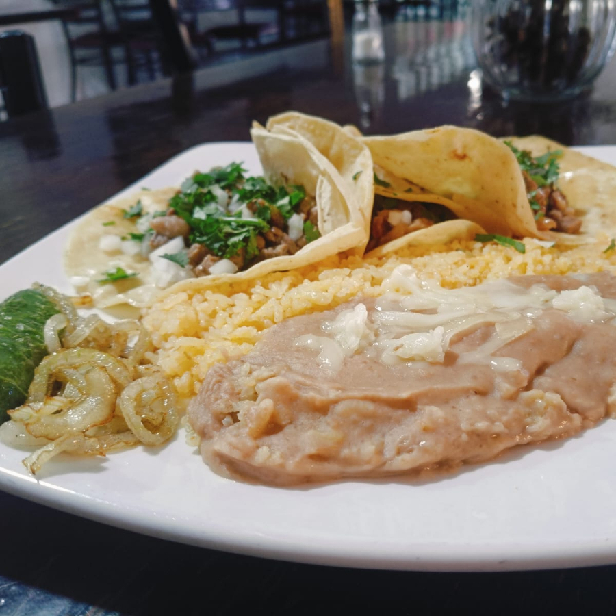 3 Tacos de Pollo Arroz Frijol y Agua del Dia