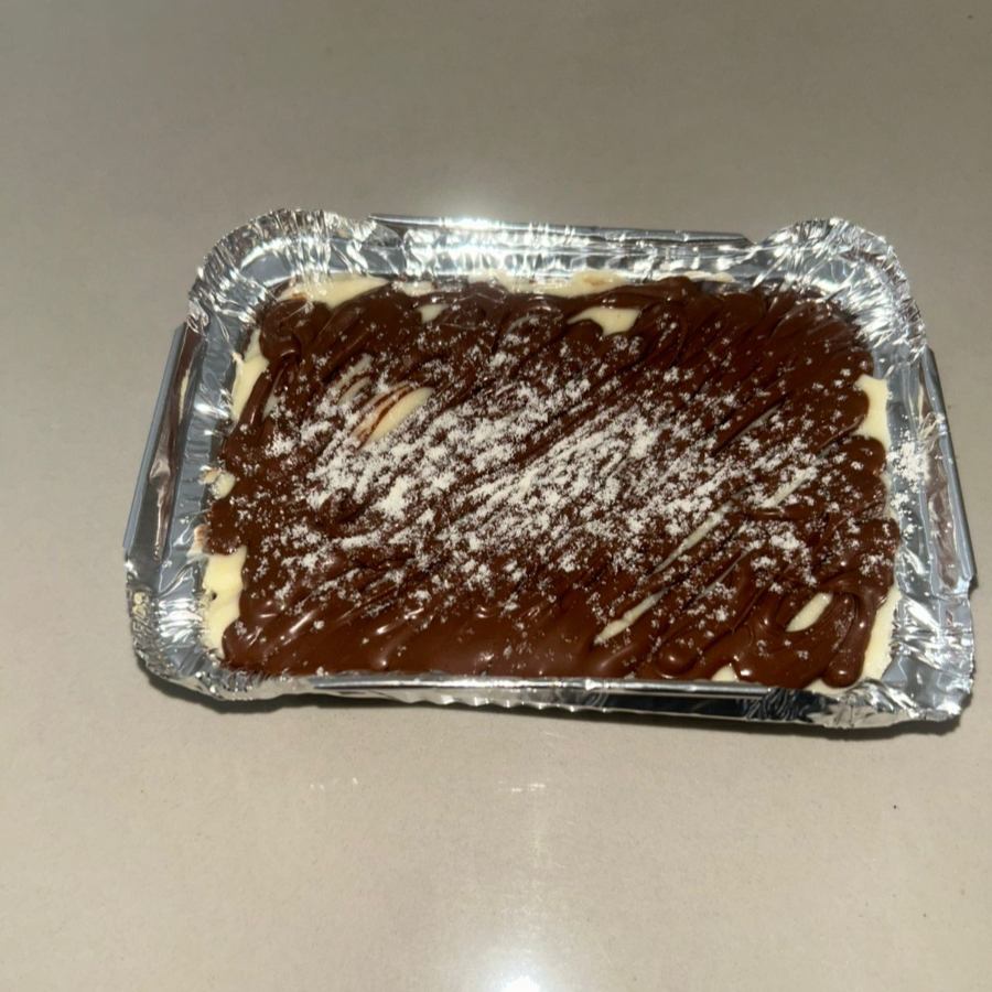 Delicie -se com a nosso irresistível brownie macio , saboroso coberto com um creme suave de Ninho , finalizado com Nutella . Uma combinação perfeita de sabores que derrete na boca e conquista a cada colherada. Ideal para adoção seu Dia ou matar aquela vontade de um doce especial.