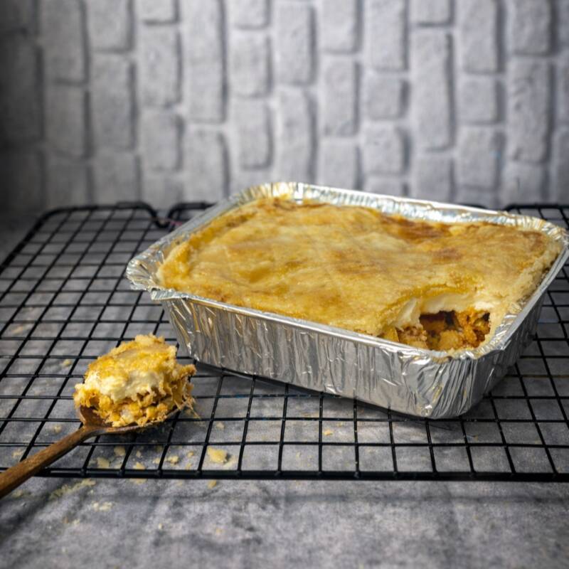 Sabe aquele empadão que parece feito pela avó, mas com um toque de chef? É esse! Massa amanteigada, frango desfiado ou camarão, bem molhadinho(a) e o verdadeiro Catupiry, cremoso do jeito que a gente gosta. É o tipo de delícia que te faz esquecer qualquer dieta — e ainda pedir um pedacinho extra “pra viagem”. Peso Aprox: 200 gr | Serve 1 pessoa