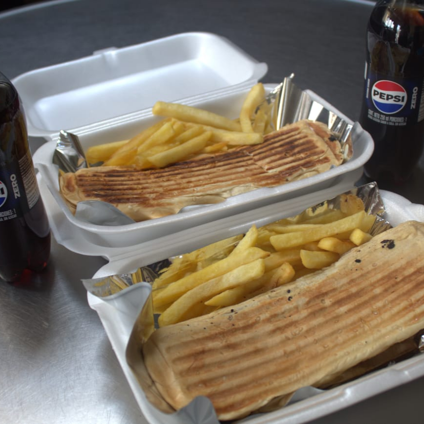 2 Sandwich +2 Francesas+ 2 Gaseosas