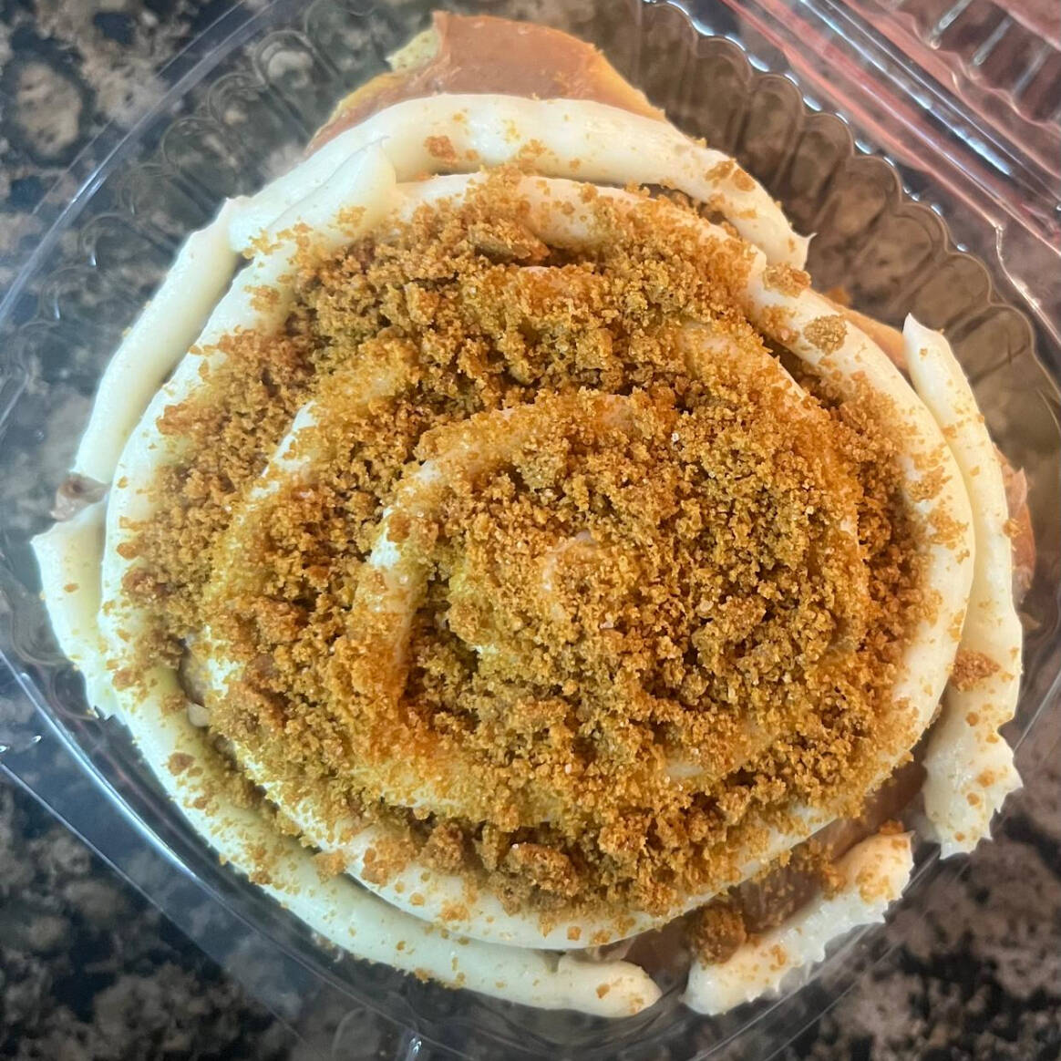 Rol glaseado con galleta de gengible