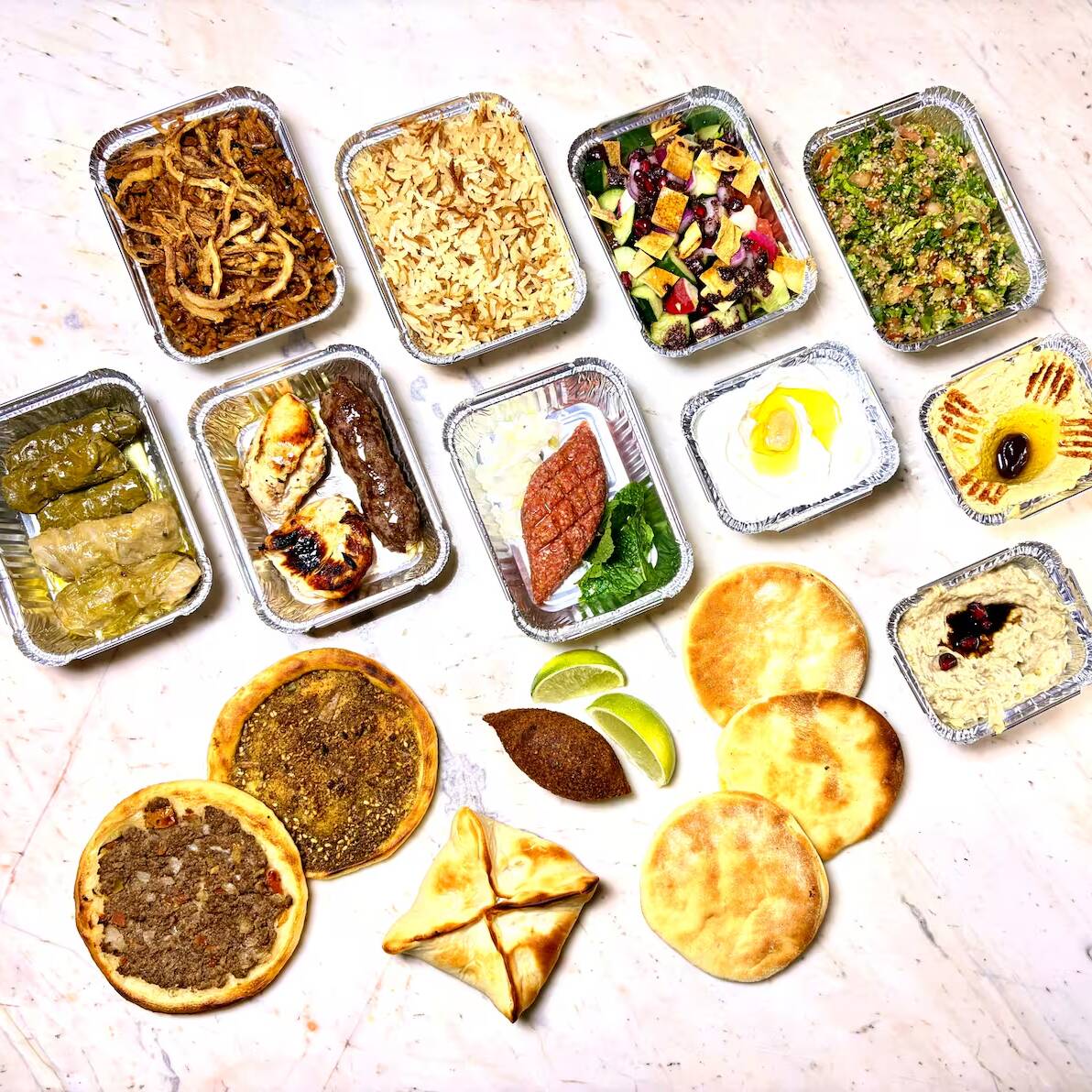 Uma experiência completa inspirada no Rodízio Baruk, reunindo os principais sabores da culinária árabe em uma seleção especial para aproveitar em casa.
Inclui 60g de michwi de kafta, 60g de michwi de frango, 40g de kibe cru, 30g de hommus, 30g de babaganuch, 30g de coalhada seca e 3 unidades de pão sírio.
Acompanha também 1 charutinho de folha de uva e 1 charutinho de repolho, com aproximadamente 40g cada, além de 50g de arroz sírio, 50g de arroz com lentilha, 50g de tabule e 50g de fatuch.
Para completar, acompanha 1 mini kibe frito, 1 esfiha aberta de carne, 1 esfiha aberta de zaatar e 1 esfiha de queijo.
Uma seleção variada, generosa e cheia de sabor para viver a experiência Baruk no conforto da sua casa.