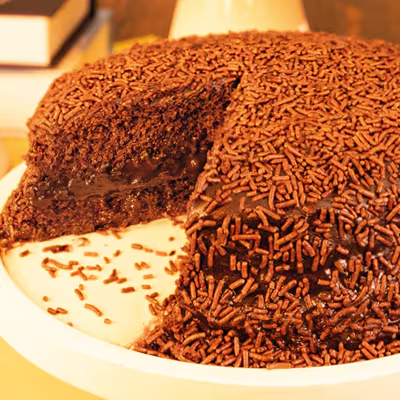 Nosso clássico bolo de chocolate super fofinho, coberto por granulados macios e recheado com muuuito chocolate, agora também no tamanho médio!