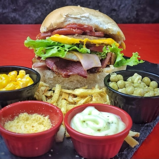 Saboroso lanche com Pão bola , carne, queijo cheddar, presunto, ovo, bacon, calabresa, ketchup , molho especial da casa, milho, ervilha, batata palha , salada (alface e tomate) e queijo ralado. #hotdog#bacon#cheddar#picanha#xtudo#xsalada#burguer#cachorroquente
