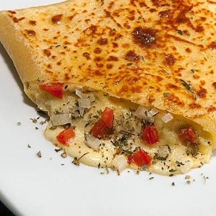 Queijo mussarela, tomate picado e orégano