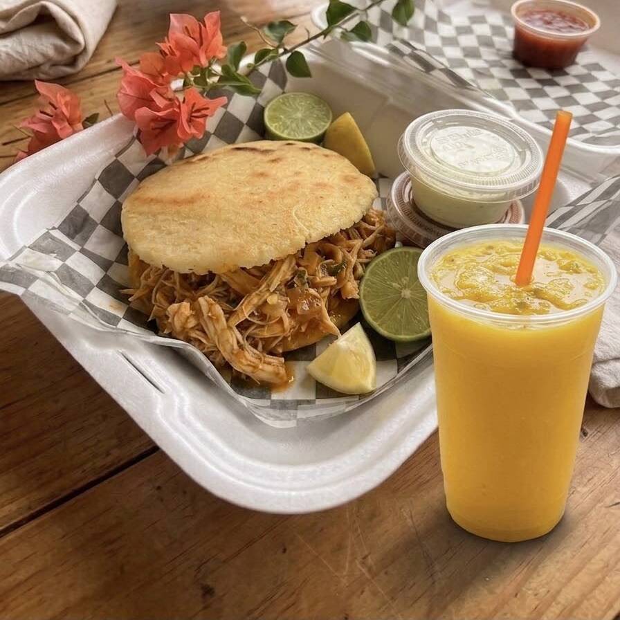 Arepa de Pollo con Jugo de Maracuya