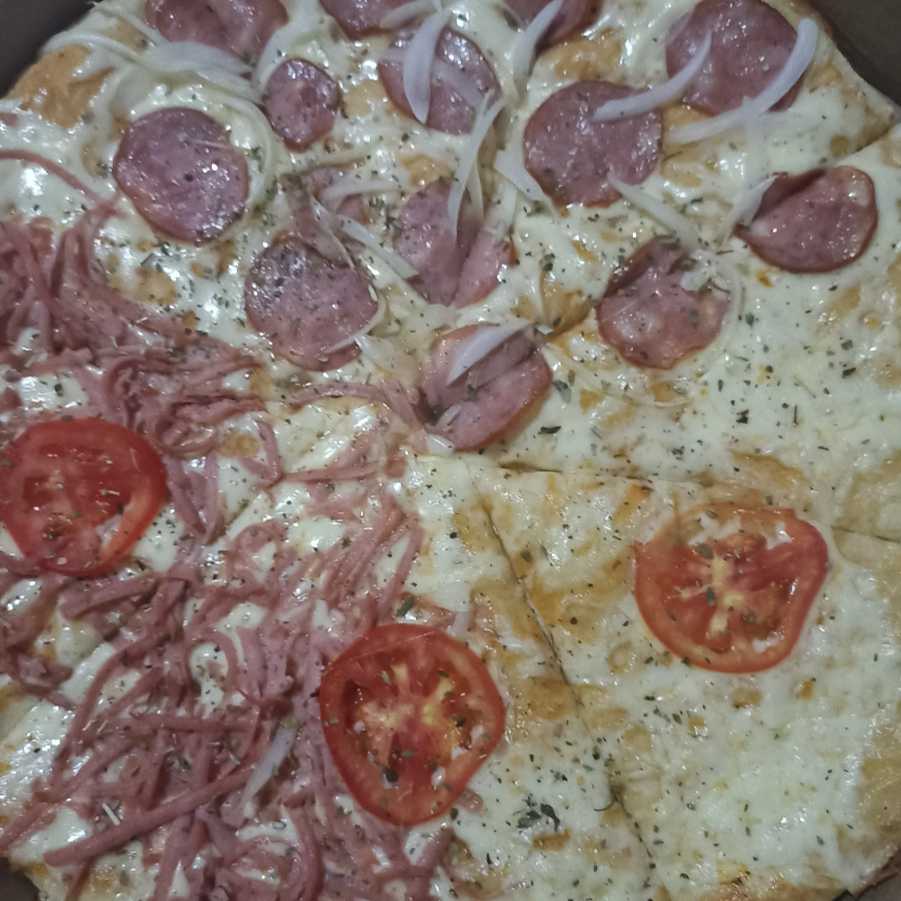 Massa tradicional molho de tomate muçarela calabresa cebola tomate presunto e orégano