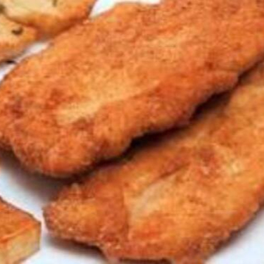 Arroz, feijão, fritas, salada do dia e filé de frango à milanesa