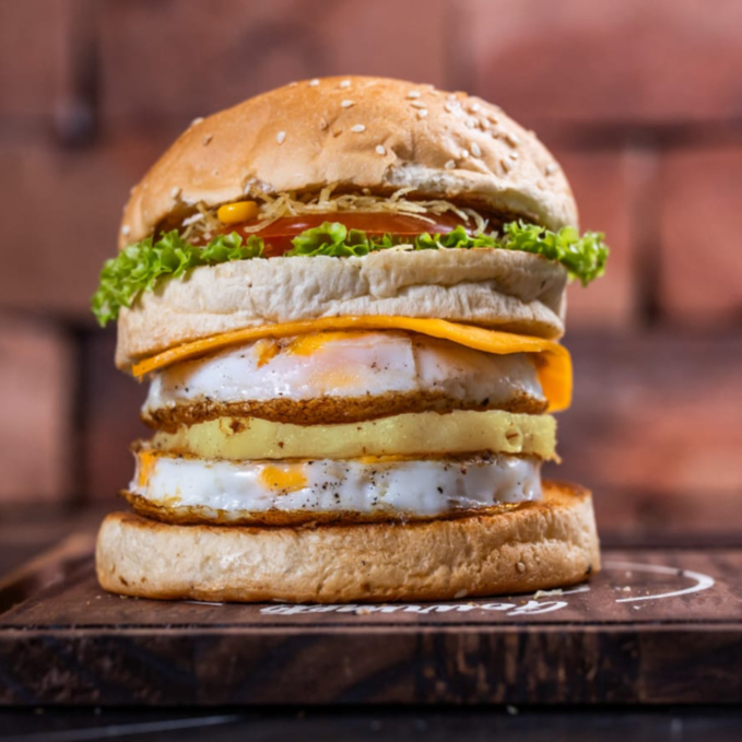 Pão, 2 ovos, queijo prato, abacaxi, milho verde, batata palha, alface e tomate