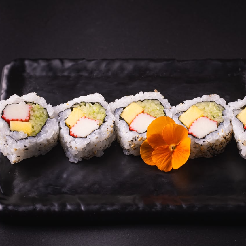 5 peças - Uramaki Kani: arroz japonês e alga nori recheados com kani, pepino e manga fresca, finalizados com gergelim. Uma combinação leve, refrescante e deliciosa, com o equilíbrio perfeito entre o sabor suave do kani e o toque adocicado da manga! 🍣🥭✨