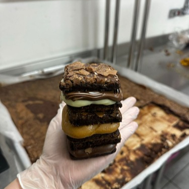 2 Fatias de Brownie recheadas com brigadeiro (No momento temos apenas o de brigadeiro disponível)