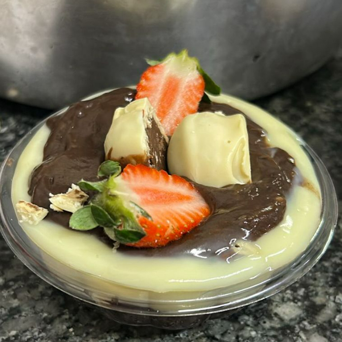 Pavê individual, preparado com camadas de bolacha intercaladas com bombom Ouro Branco, creme branco e creme belga. Finalizado com chocolate, amendoim e morangos frescos. Uma sobremesa na medida certa para matar a vontade de doce a qualquer momento do Dia! Peso aproximado: 200g.