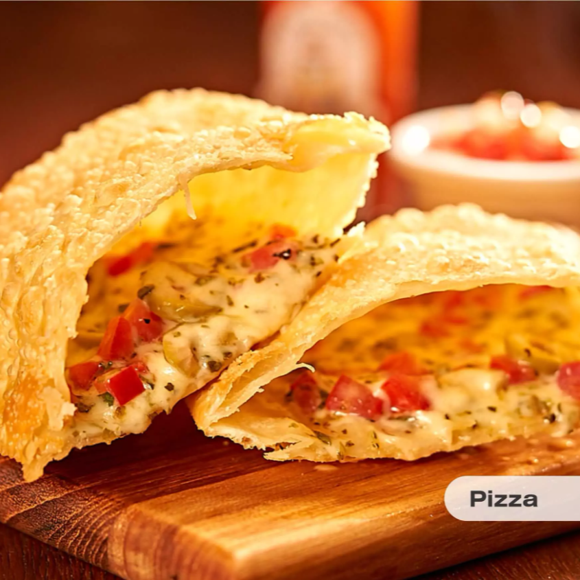 Recheio de queijo, presunto e orégano em um pastel crocante. Um clássico reinventado.