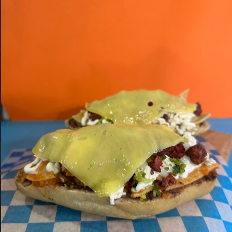 Molletes con Chilaquiles y Chorizo