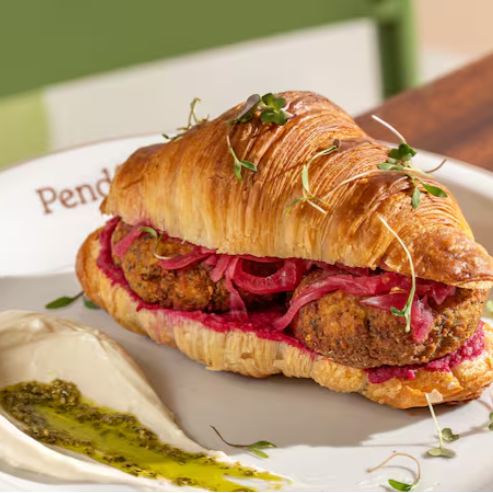 Croissant/ Falafel/ Hommus de beterraba/ Picles de cebola roxa/ Coalhada artesanal/ Azeite verde