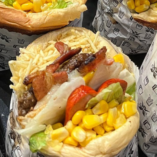 Carne Ao Ponto, Bacon Crocante, Ovo Bem Servido, Mussarela Derretida, Milho Doce, Batata Palha, Alface e Tomate No Pão Macio Que Encanta!