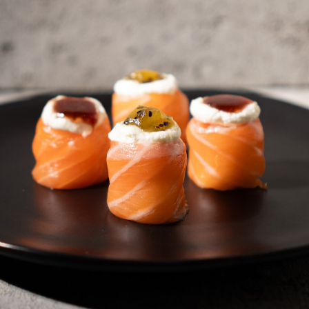 Salmão, cram cheese com patê picante