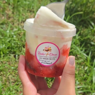 Nossa maravilhosa base artesanal feita com Ninho original com um contraste azedinho perfeito da geleia de morango caseira. Um produto super cremoso e refrescante.