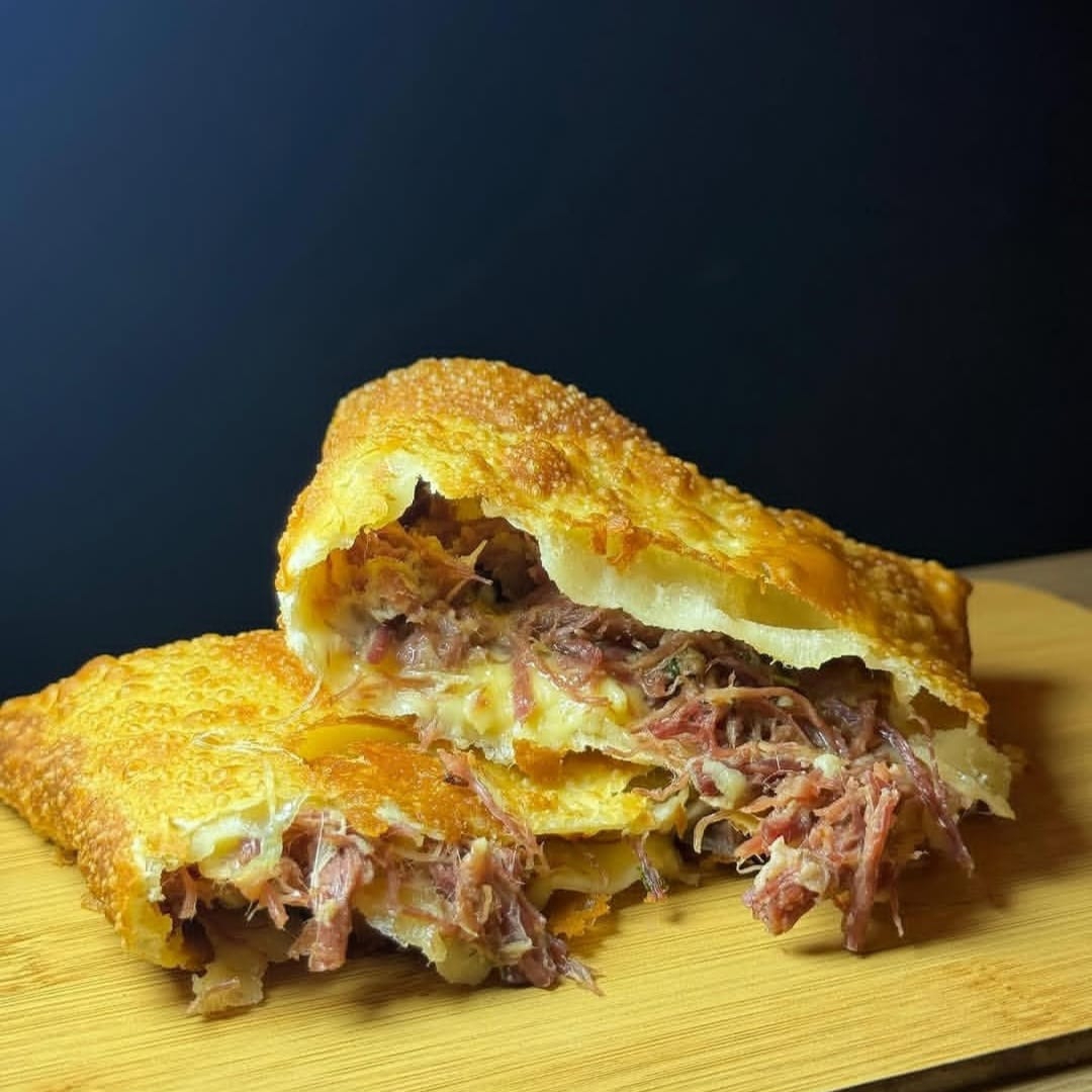 Pastel com Carne seca, catupiry e muçarela.