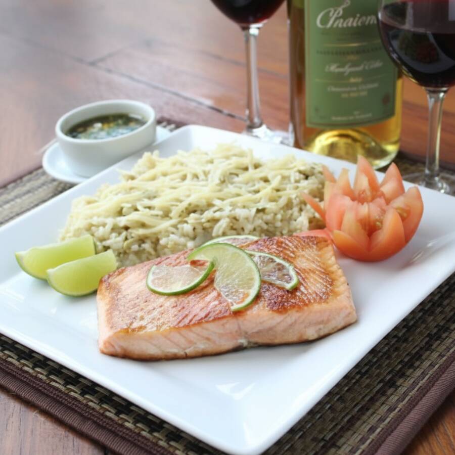 Acompanha molho de alcaparras com champignon