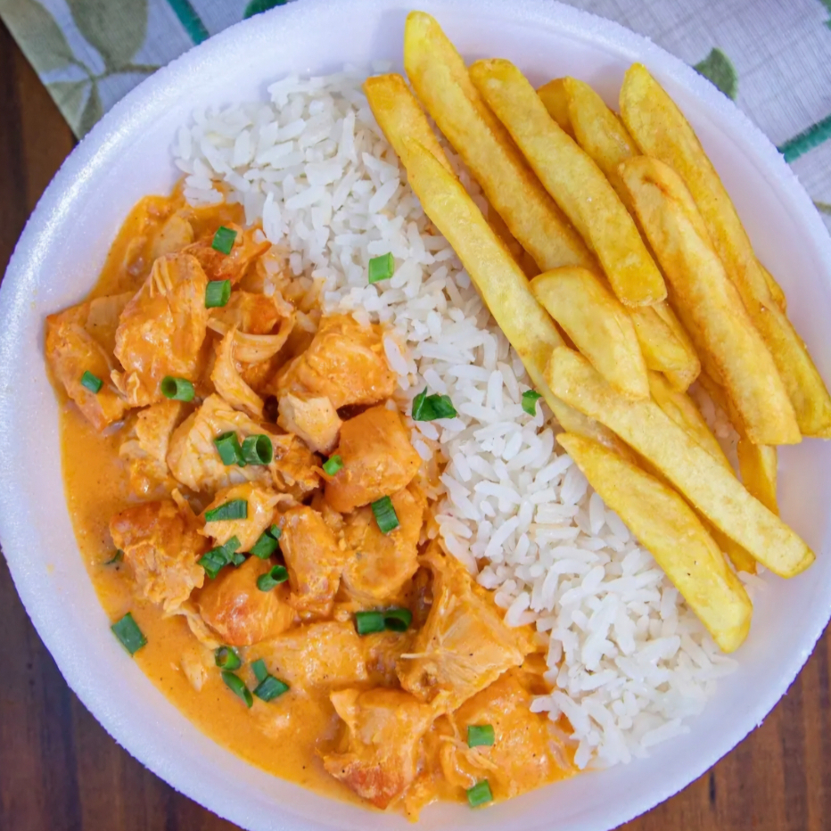 marmita acompanha Estrogonofe de Frango com Arroz batata frita ( indicada para 1 pessoa)