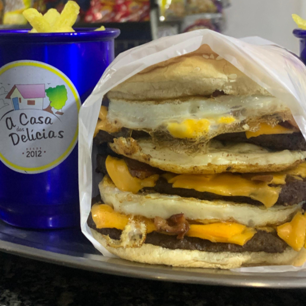 Pão de hambúrguer com gergelim, 3x hambúrguer de picanha 90g, 3 ovos, 3 fatias de queijo cheddar e 3x bacon