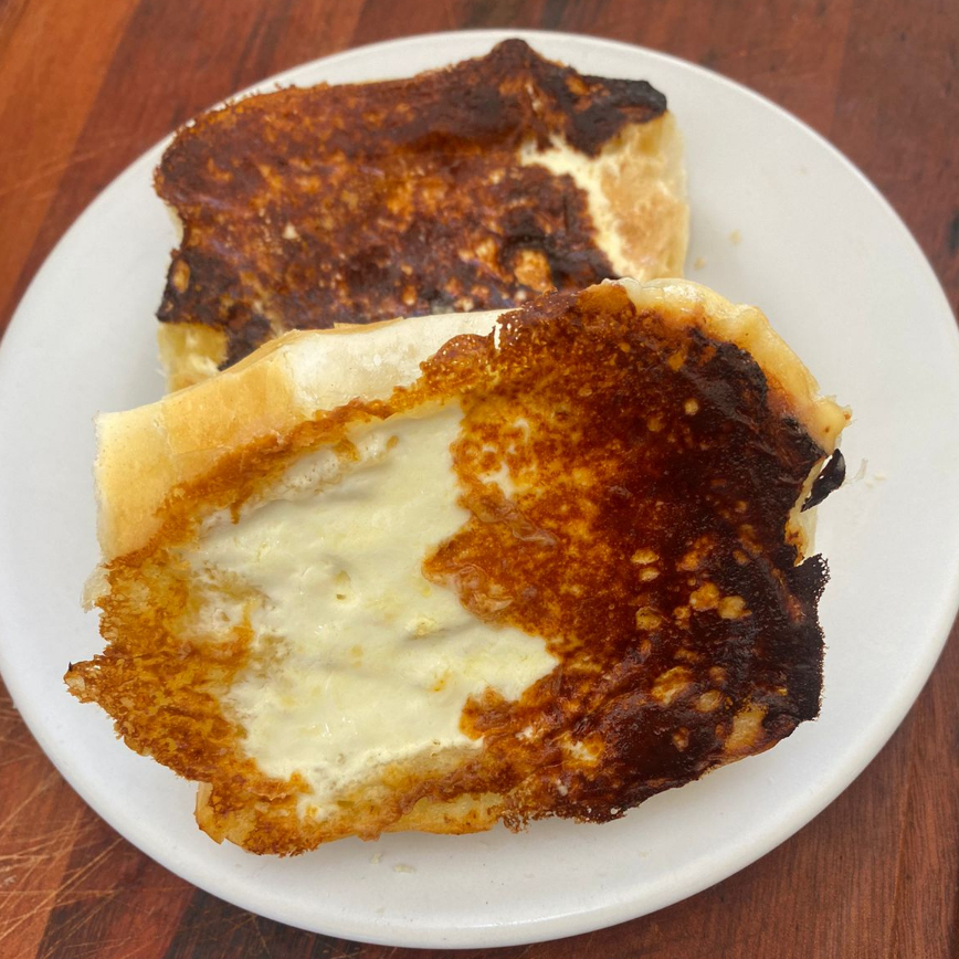 pão na chapa feito com margarina qually e requeijão tostado na chapa