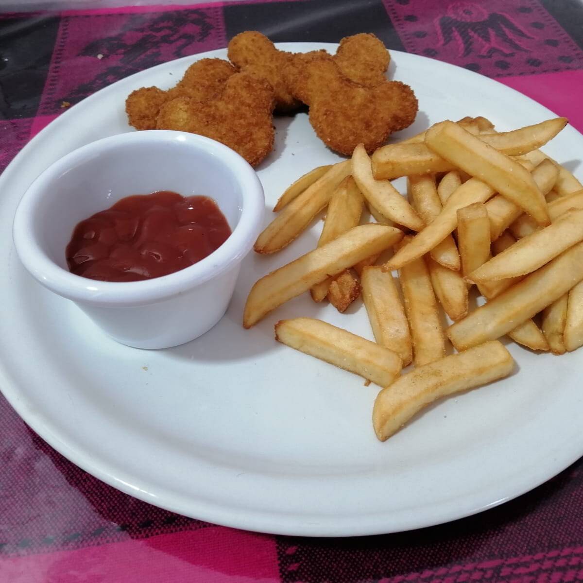Nuggets de Pollo con Papas a la Francesa