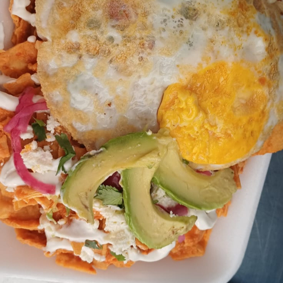 Orden de Chilaquiles Salsa Roja con 1 Huevo