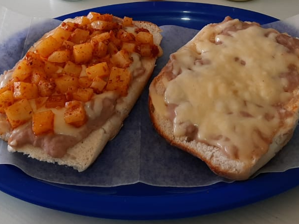 Molletes (dos mitades de pan)