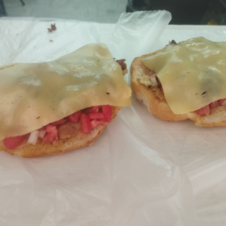 Molletes Bistec con Queso
