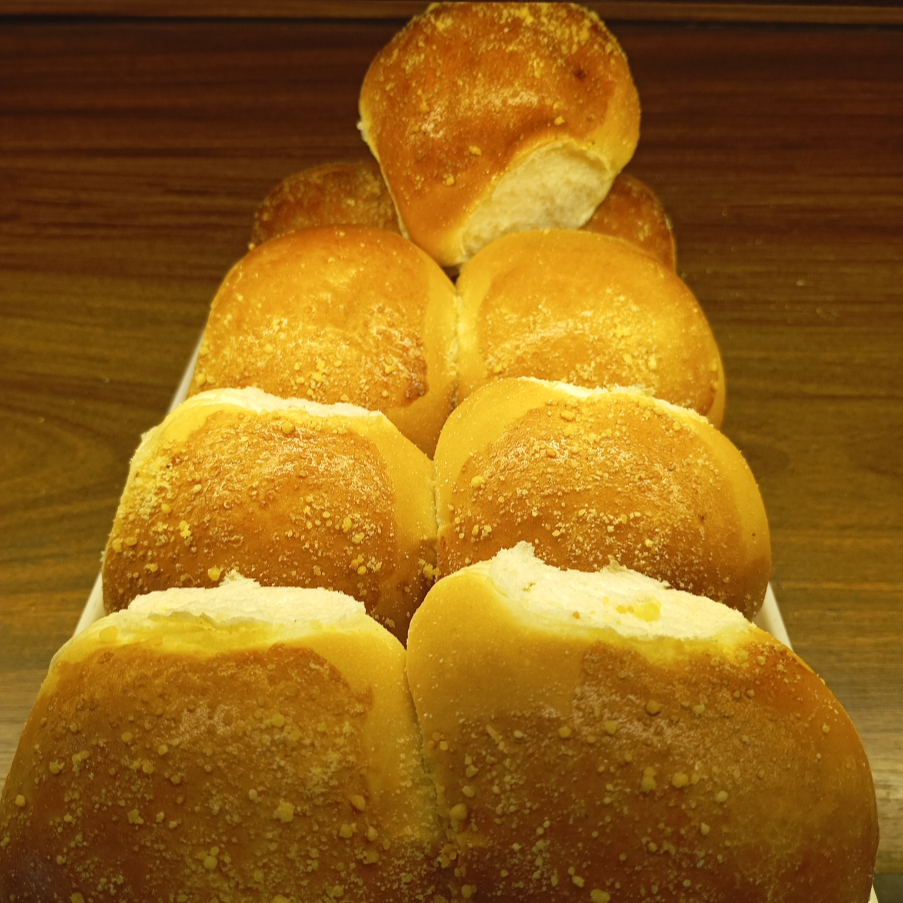 Brioche feito de farinha extra clara coberto com queijo ralado parmesão.